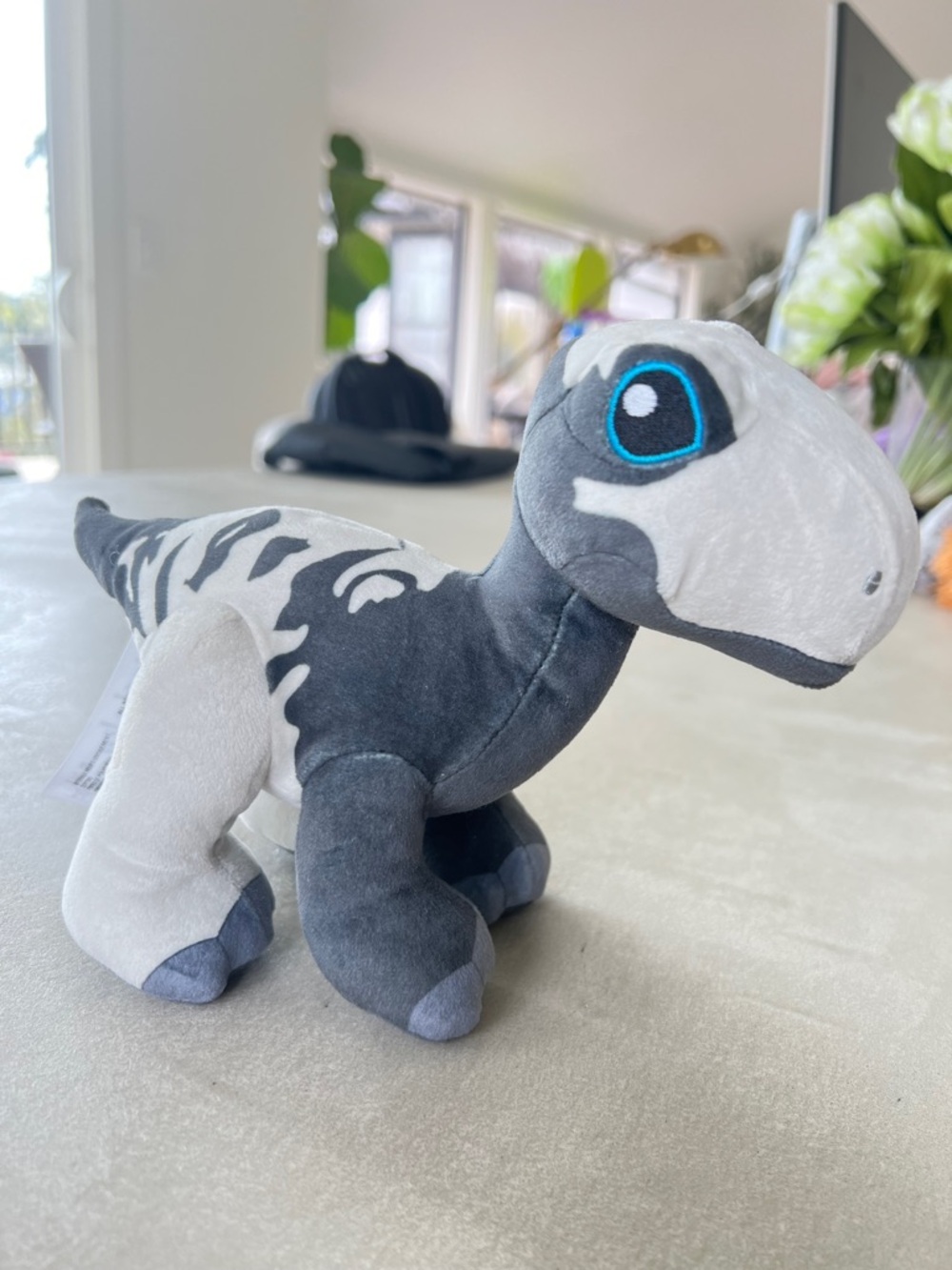 MATTEL Jurassic World Dino Trackers Brachiosaurus Plush with Sound (Grey) - Picture 3 of 10